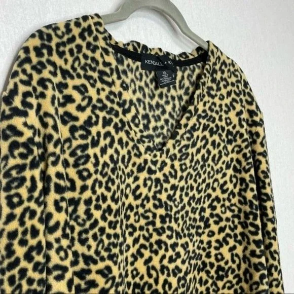 KENDALL + KYLIE Fleece Lounge Cheetah Top - Picture 3 of 7